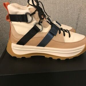 Sorel Women's Lace Up Boots - Tan and Cream Sz. 9